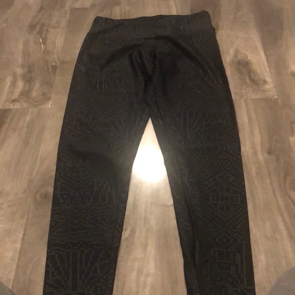 Onzie NEVER WORN pixelated pattern leggings